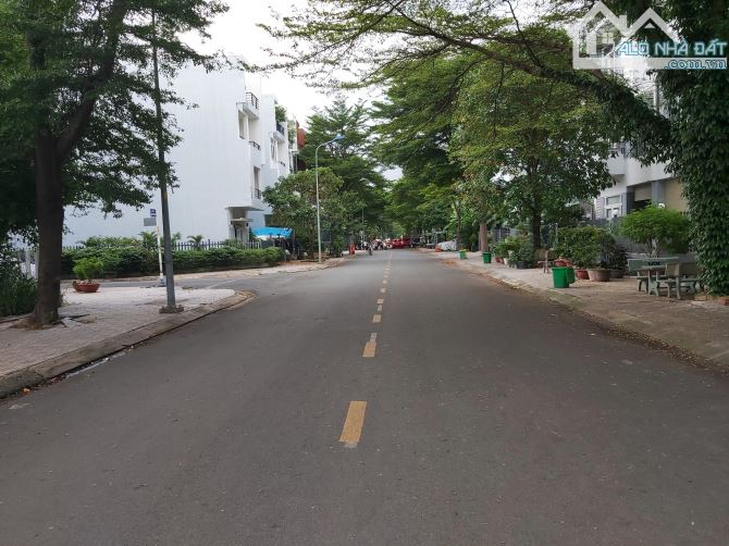 Bán đất mặt đường Nguyễn Đình Thi đối diện công viên Gia Hòa Quận 9 (140m2) 130 tr/m2 - 2