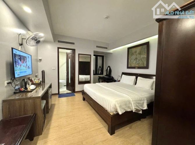 BÁN KHÁCH SẠN MẶT PHỐ NGUYỄN KHUYẾN, ĐỐNG ĐA - 139M² x 8T THANG MÁY - DÒNG TIỀN 190TR/TH - 2