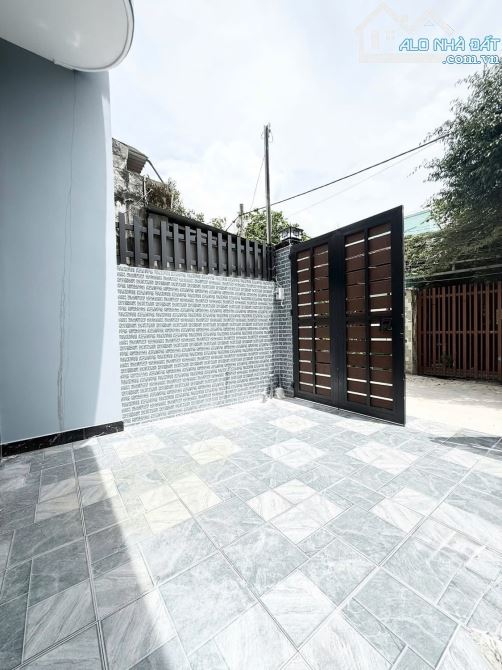 NHÀ 2 TẦNG ĐÚC 79M2, NỞ HẬU TÀI LỘC. Ô TÔ ĐỖ CỬA SÁT MẶT TIỀN DƯƠNG CÔNG KHI ,GẦN CHỢ NGÃ - 3