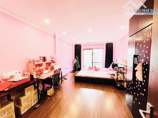 Hiếm ! Bán nhà 5 tầng Giang Biên DT:40m2 , ngõ nông , ô tô đỗ cửa . Giá :7,x tỷ - 3