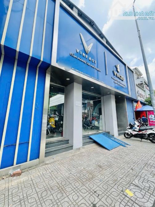 Mặt tiền kinh doanh ngay Đầm Sen Lạc Long Quân P3 Quận 11 2 tầng 160m2 ( 10.5 x 15.5 ). - 3