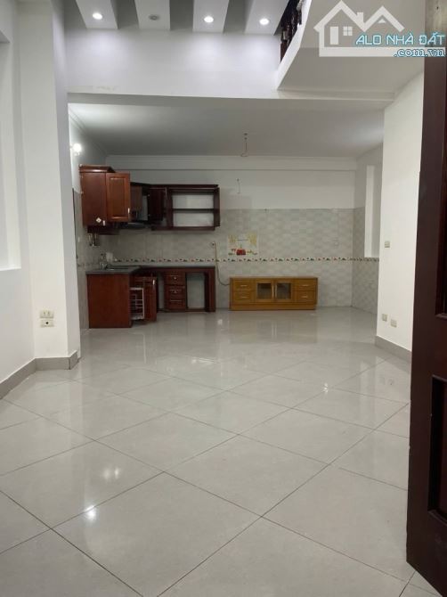 PHỐ VIỆT HƯNG LONG BIÊN CHÍNH CHỦ CẦN BÁN GẤP 👉DÂN XÂY LÔ GÓC - ÔTÔ NGỦ TRONG NHÀ - 3