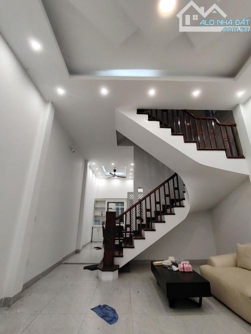 Ô TÔ TRÁNH TT VIỆT HƯNG NGÕ THÔNG CÁCH NHÀ  10 m - 3