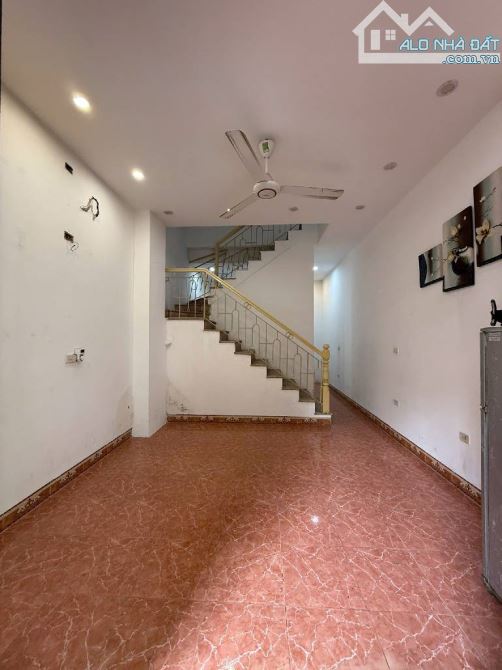 BÁN ĐẤT TẶNG NHÀ 2 TẦNG. CHU HUY MÂN,PHÚC ĐỒNG 40M2 - NGÕ OTO GẦN TRƯỜNG ,CHỢ - 3