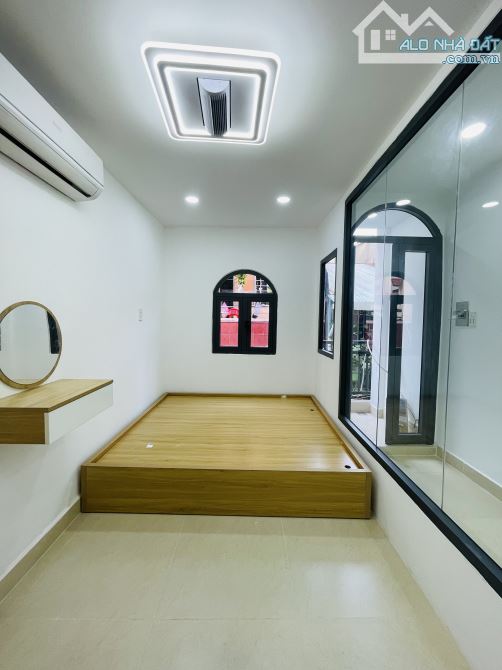 Bán nhà khu phân lô Quận 1- 30m2- Trệt Lầu Mới- Sổ hồng riêng hoàn công đủ- 4 tỷ x - 3