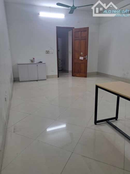 Cho thuê nhà ngõ 238 đường Hoàng Quốc Việt. DT 120m2 x 4 tầng 2 mặt tiền, 30 triệu/tháng - 4