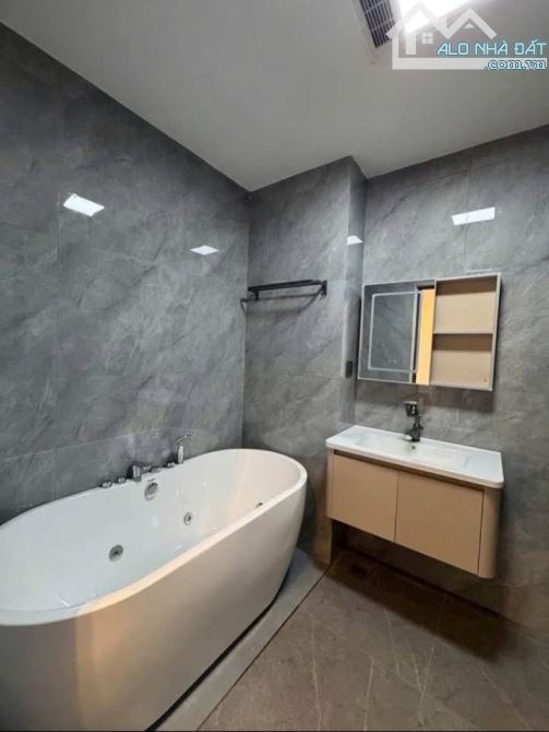 BÁN NHÀ- 45M,7 TẦNG TRUNG TÂM NGỌC LÂM NGUYỄN VĂN CỪ, ĐI BỘ RA CHỢ -20M RA PHỐ, THANG MÁY - 4