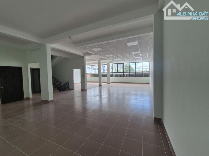 Cho thuê nhà nguyên căn 400m2, có sân rộng 6m, vị trí đẹp, QL50 P5Q8, thuê KD tự do - 4