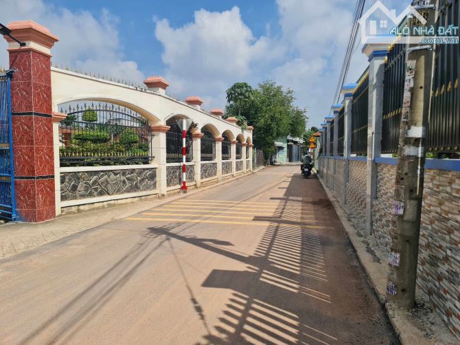 Bán Đất SHR , Thổ cư , 215m2 , đường nhựa thông 5m , gần Vòng xoay An Phú , chỉ 15tr /m2 - 4