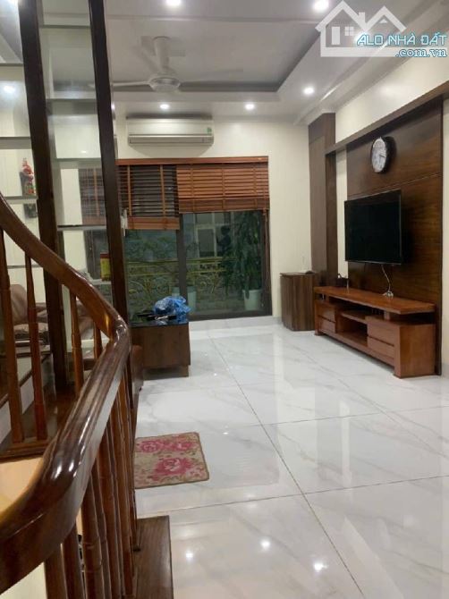 Bán nhà Nguyễn Khang, dt42m, mt4,1m, phân lô, ngõ thông, ô tô đỗ cửa, vừa ở vừa kinh doanh - 4