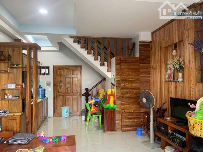Bán nhà 2 mặt tiền View sông Vàm Thuật, phường 6, Gò Vấp. DT đất 40m, 4.7x8m, nở hậu, 3tần - 4