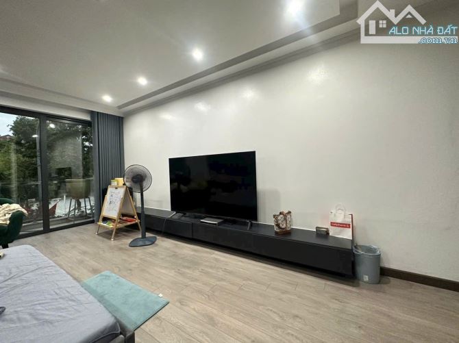 🔥BÁN NHÀ KHU PHÂN LÔ GIANG BIÊN - LONG BIÊN DT : 72 M2 - MT 5 M × 6 Tầng THANG MÁY - ÔTÔ - 5