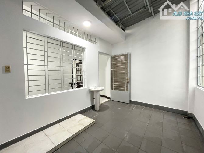 MẶT TIỀN TRẦN HỮU TRANG PHÚ NHUẬN GẦN SÂN BAY 60M2, NGANG 4.6M, 5 TẦNG, 5PN, NHỈNH 13 TỶ - 5