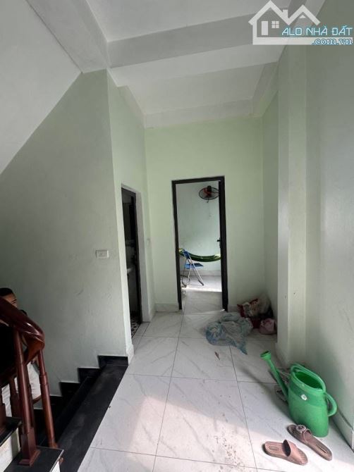 NHÀ 2 TẦNG DÂN XÂY KIÊN CỐ - 20 m RA ĐƯỜNG Ô THÔNG SANG NGỌC THUỴ - 40 M NGÕ Ô TÔ ĐỖ CỬA - 5