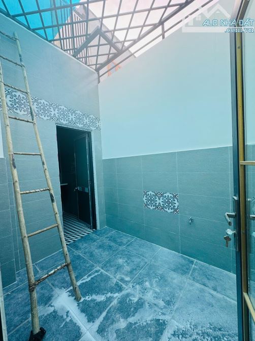 Nhà 1 Lầu Mới Xây 5 x 20m, 4PN 2WC, Đường 10m. Ngay KDC Đặng Huỳnh. Sổ Hoàn Công - 5