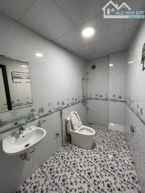 Ô TÔ TRÁNH TT VIỆT HƯNG NGÕ THÔNG CÁCH NHÀ  10 m - 5