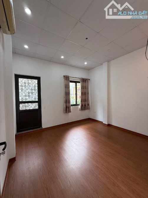 BÁN ĐẤT TẶNG NHÀ 2 TẦNG. CHU HUY MÂN,PHÚC ĐỒNG 40M2 - NGÕ OTO GẦN TRƯỜNG ,CHỢ - 5