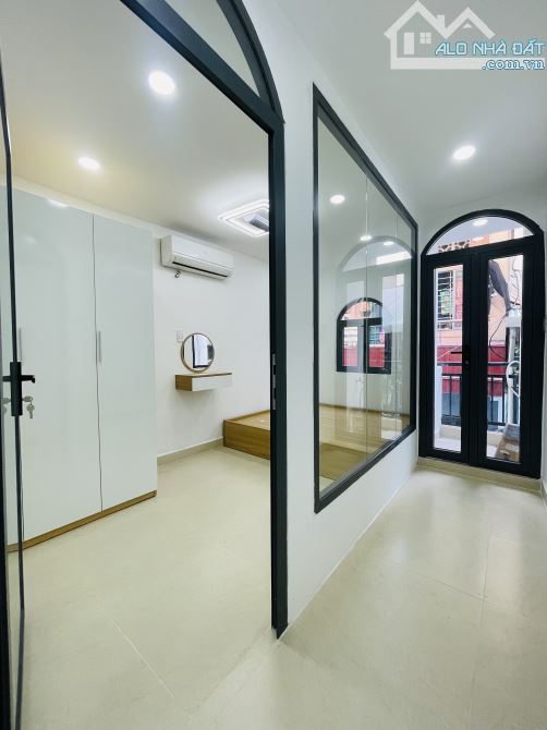 Bán nhà khu phân lô Quận 1- 30m2- Trệt Lầu Mới- Sổ hồng riêng hoàn công đủ- 4 tỷ x - 5