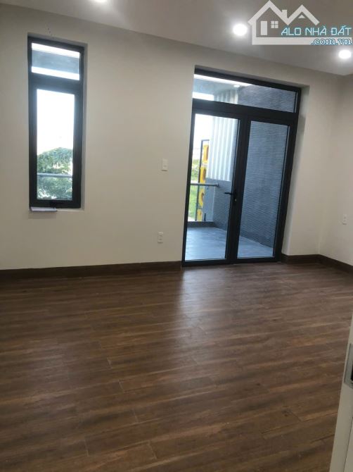 Cho thuê nhà khu dân cư bửu long 3   + hiện trạng nhà: 1 trệt 2 lầu, có sẵn 5 máy lạnh  + - 6