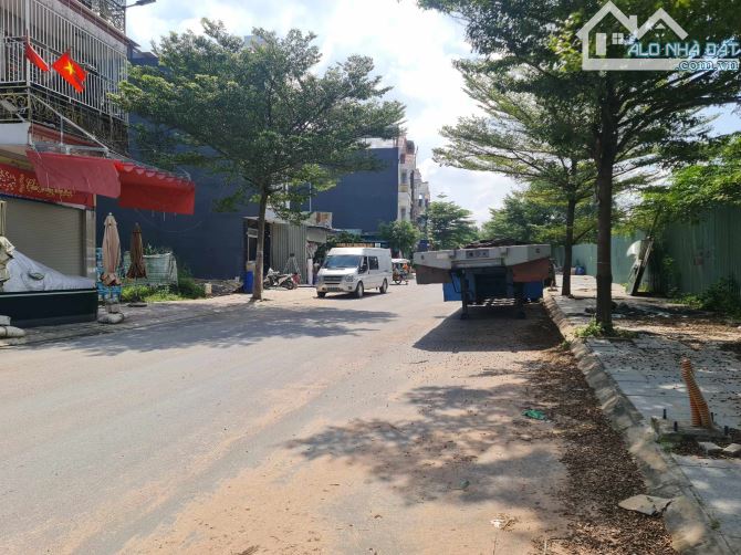 Bán Đất SHR , Thổ cư , 215m2 , đường nhựa thông 5m , gần Vòng xoay An Phú , chỉ 15tr /m2 - 6