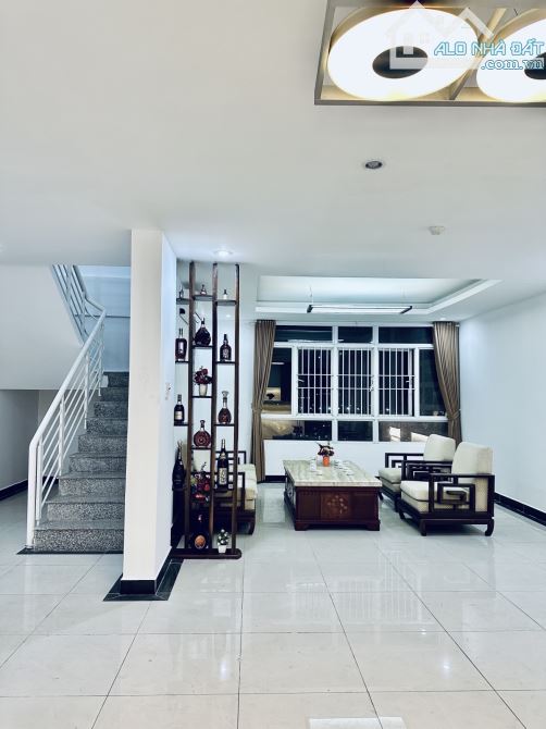 DUPLEX CC TẠ QUANG BỬU 216M2 - 2 TẦNG - - 3PN, 4WC - SHR - 7,8 TỶ (chỉ 36tr/m2) KHU A1 - 7