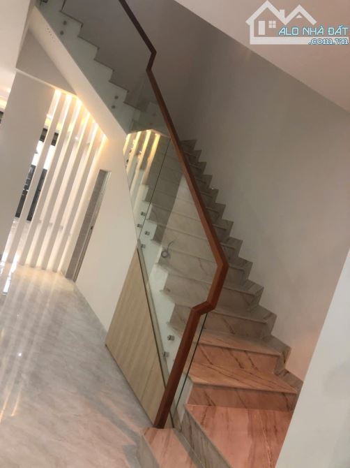 Cho thuê nhà khu dân cư bửu long 3   + hiện trạng nhà: 1 trệt 2 lầu, có sẵn 5 máy lạnh  + - 7