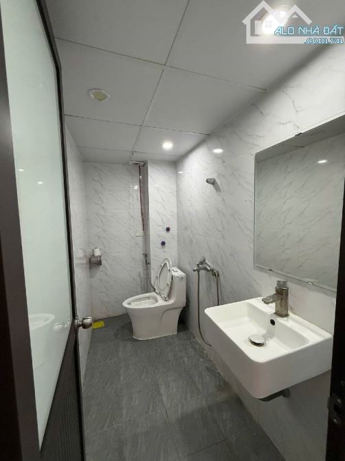 BÁN ĐẤT TẶNG NHÀ 2 TẦNG. CHU HUY MÂN,PHÚC ĐỒNG 40M2 - NGÕ OTO GẦN TRƯỜNG ,CHỢ - 8
