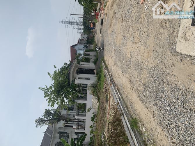 nhỉnh 5 tỷ- đất đẹp- biểu khê- thuỵ lâm- vỉa hè 5m, 3 ô tô tránh , kinh doanh tốt