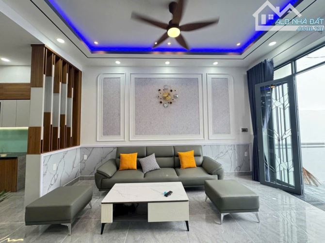 Chỉ 2 tỷ 5. Cần bán nhà 1 trệt 1 lầu đúc sau lưng UBND xã Mỹ Hạnh Nam giáp Hóc Môn