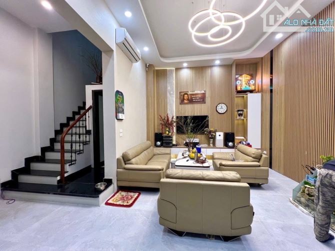 NHÀ ĐẸP NGỌC THUỴ - DÂN XÂY - NGÕ NÔNG - GẦN CẦU LONG BIÊN -GIÁ 7.x Tỷ