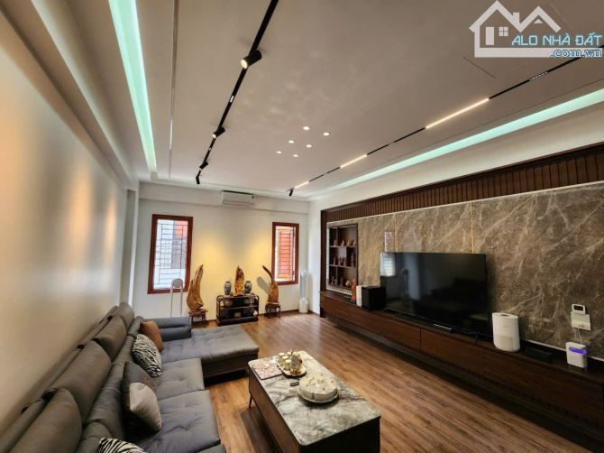 Bán nhà 4 tầng đấu giá Thụ Ninh . dt 81m . mt 4.5m . hướng TN . giá 10 tỷ