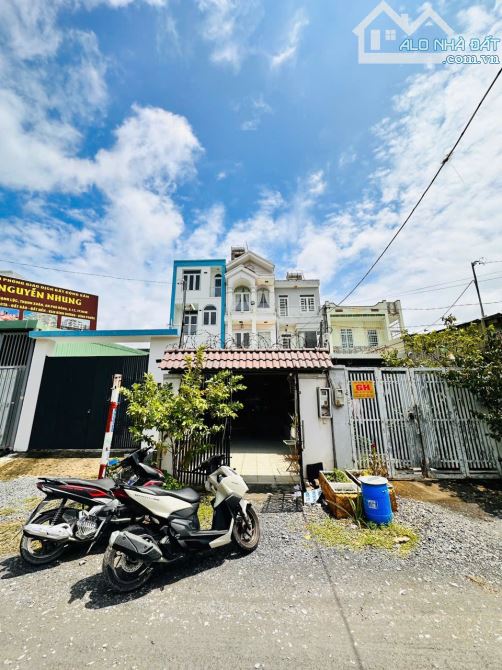 Nhà View Sông thoáng mát ( 4M x 15M ) 1 trệt 2 lầu sân oto Q12