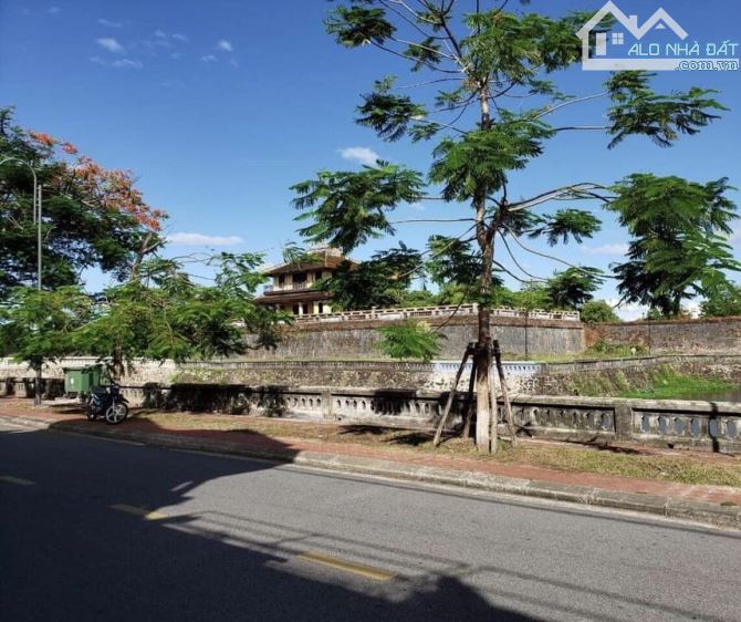 Nhà kiệt ô tô PHÙNG HƯNG, gần Đại Nội Huế, sản phẩm hữu hạn
