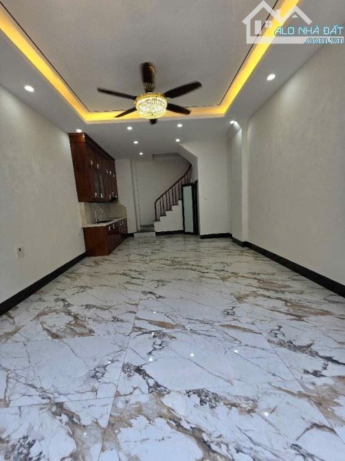 💥 BÁN NHÀ ĐẸP PHỐ TRẠM – 6 TẦNG MỚI – MẶT TIỀN 4.3M – FULL NỘI THẤT – Ô TÔ TRÁNH