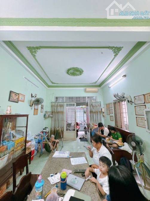 Bán nhà 2 tầng vuông vức đg Nguyễn Khoái, giá 5.8 tỷ (TL)