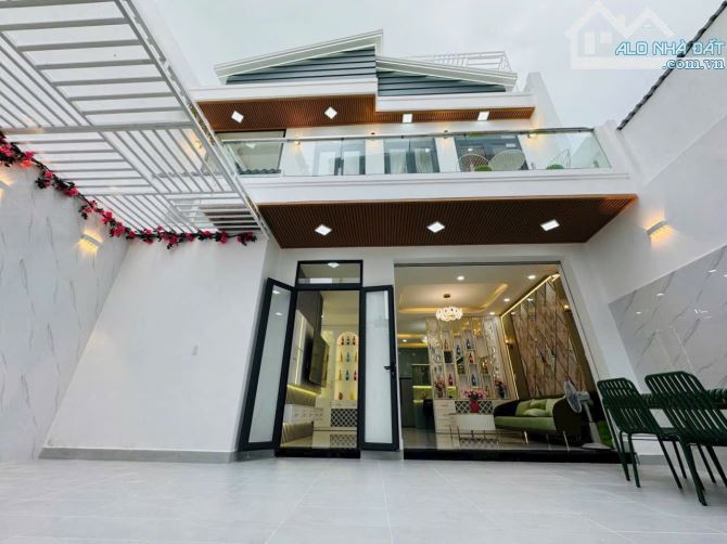 Nhà Phố Quận 7 - Ngang Khủng 8m - Chỉ 8 Tỷ Hơn