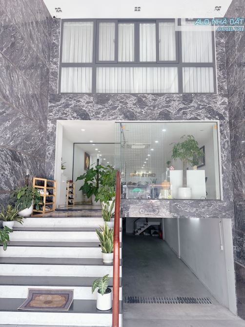 BÁN GẤP TOÀ NHÀ VĂN PHÒNG 8 TẦNG - DT 190m2 NỞ HẬU - MẶT TIỀN ĐƯỜNG NGUYỄN VĂN NGHI