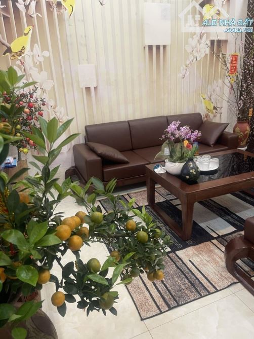 Nhỉnh hơn 14 tỷ / 87 m2/ 7 M tiền / Trâu Quỳ Vỉa hè ô tô chánh