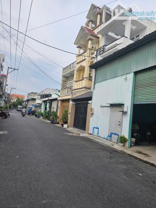 Bình Tân, gần Mặt tiền, kế chợ, Hẻm nhựa thông, Nhà 4 Tầng,80 m2, giá rẻ.