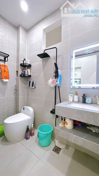 BÁN NHÀ MỚI ĐẸP 2 TẤM Q4 NGAY CHỢ 200 XÓM CHIẾU RẤT ĐẸP DTSD 100m2 GIÁ 4TỈ590 TL KDC - 10