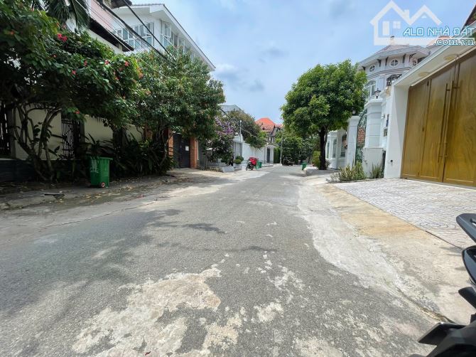 Bán Villa Sân vườn p.An Phú - Diện tích : 12x20m -Hầm 3 tầng -full nội thất Giá 48 tỷ - 1