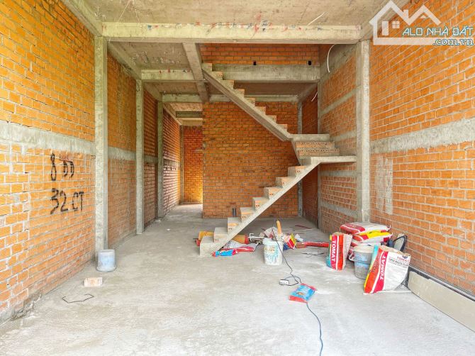 Bán nhà 3 tầng, mặt tiền Đường 826C, Ấp 4, Long Hậu, ngay cổng Saigon Village, chỉ 4.8 tỷ - 1