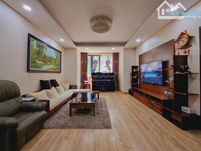 CẦU GIẤY - 160m2 BIỆT THỰ SÂN VƯỜN Mặt tiền khủng - Ô tô - 3 thoáng - Gần phố - Ở sướng - 1