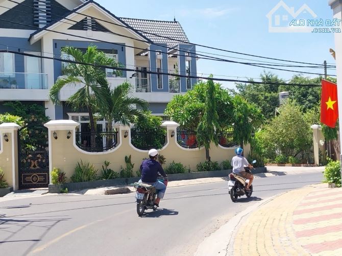 GIẢM SÂU CĂN BIỆT THỰ MẶT TIỀN ĐỐI DIỆN BỆNH VIỆN HÓC MÔN 10X40 SIÊU ĐẸP KINH DOANH ĐỈNH - 1