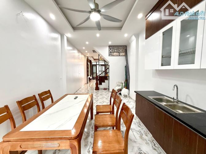 Tôi cần bán nhà DT 50m2, MT rộng 4m, 6 ngủ, gần oto đỗ, cách phố 20m, giá 9.6 tỷ - 1