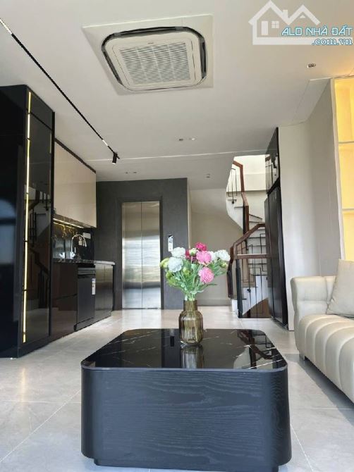 SIÊU PHẨM LONG BIÊN - OTO TRÁNH - VỈA HÈ - KINH DOANH - THANG MÁY - NHỈNH 13tỷ - 1