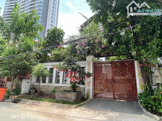 Bán Villa Sân vườn p.An Phú - Diện tích : 12x20m -Hầm 3 tầng -full nội thất Giá 48 tỷ - 2