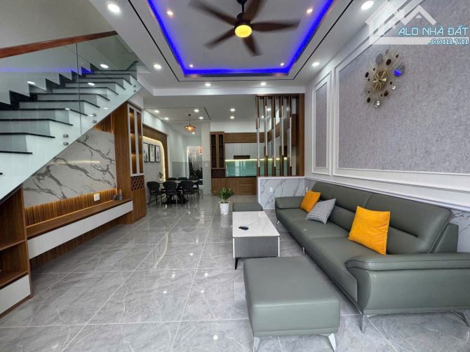 Chỉ 2 tỷ 5. Cần bán nhà 1 trệt 1 lầu đúc sau lưng UBND xã Mỹ Hạnh Nam giáp Hóc Môn - 2