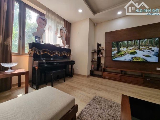 CẦU GIẤY - 160m2 BIỆT THỰ SÂN VƯỜN Mặt tiền khủng - Ô tô - 3 thoáng - Gần phố - Ở sướng - 2