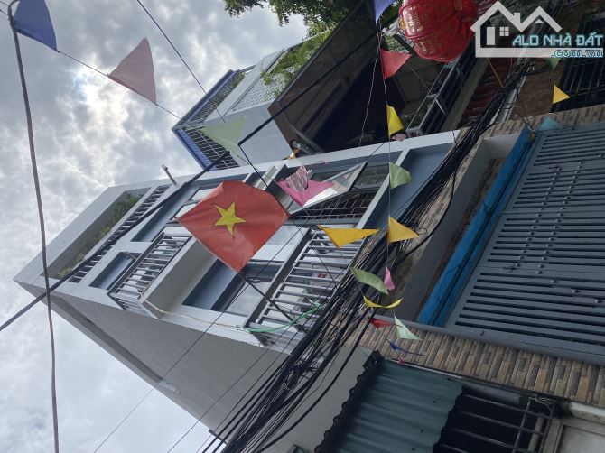 Nhà Gia Quất bán- Dân xây 4 tầng 35m2- Ô tô đỗ cửa, ngõ thông- Chẵn 5 tỷ - 2